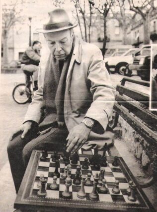 Arturo-Pomar-jugando-ajedrez-en-un-parque